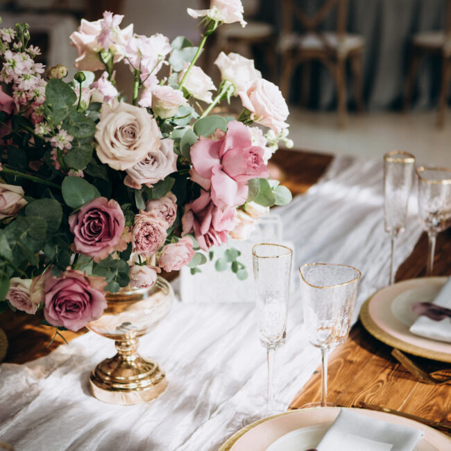 Wedding,Decoration,With,Flowers,And,Vintage,Elements