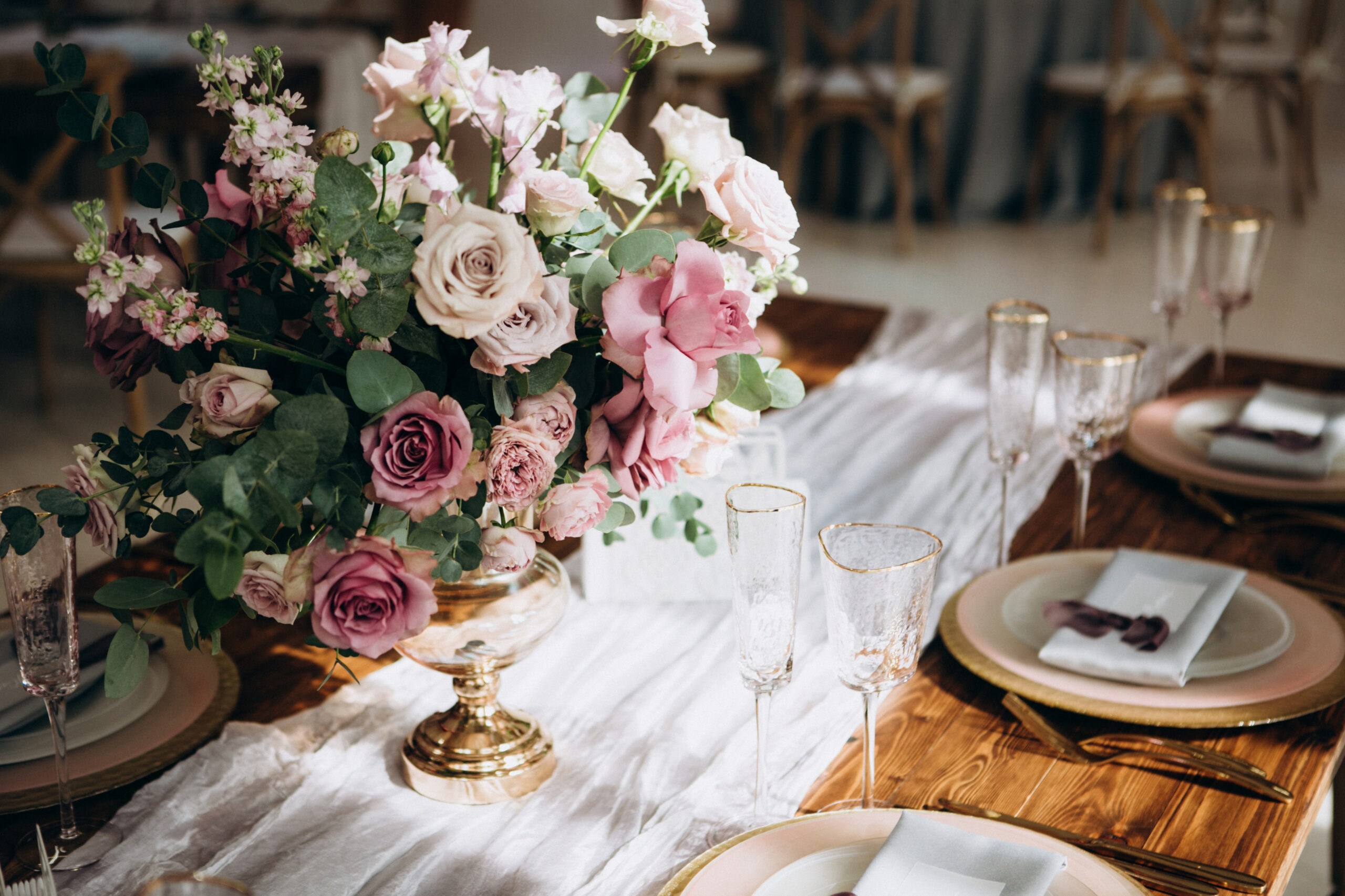 Wedding,Decoration,With,Flowers,And,Vintage,Elements